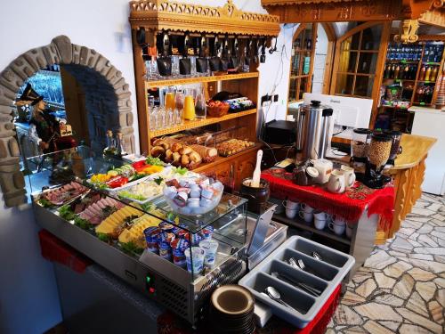 un panificio con buffet di cibo in un negozio di Willa Pod Wierchami a Zakopane