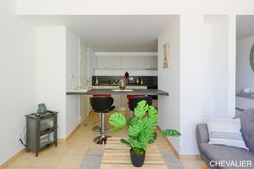 un salon avec un canapé et une cuisine dans l'établissement Aux Premières Loges, à Fécamp