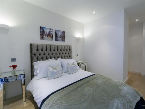Säng eller sängar i ett rum på Exclusive Tower Bridge Apartment