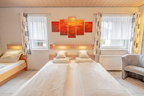 Postel nebo postele na pokoji v ubytování Hotel Ulftaler Schenke