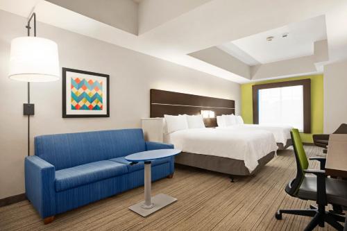 Кровать или кровати в номере Holiday Inn Express Hotel & Suites Durant by IHG