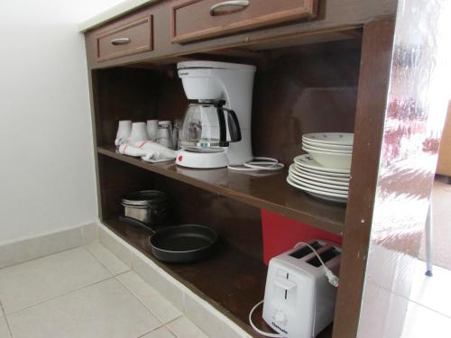 Kuchyň nebo kuchyňský kout v ubytování Dali Suites Hotel