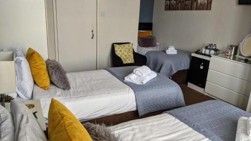 
A bed or beds in a room at Ebor Lodge
