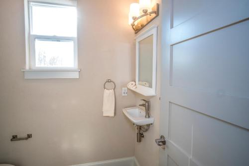 uma casa de banho com um lavatório e um espelho em Beautiful Guest House on New Built Home Near Downtown em San Antonio