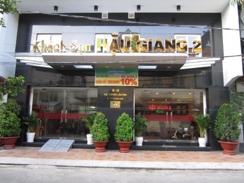 una tienda frente a un restaurante con macetas delante en Hau Giang 2 Hotel Cần Thơ, en Can Tho