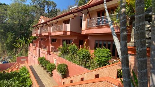 een gebouw met planten aan de zijkant bij Baan Kongdee Sunset Resort Kata in Kata Beach