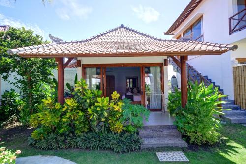 a small house with a pathway leading to the front door at Wide Sands Beach Retreat in Pulukan