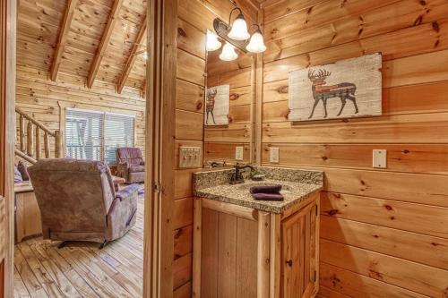 ein Badezimmer mit einem Waschbecken und einem Stuhl in der Unterkunft Heavenly Bear, Hot Tub, FREE Attraction tickets for each paid day, Pool Table, WIFI!!! in Sevierville