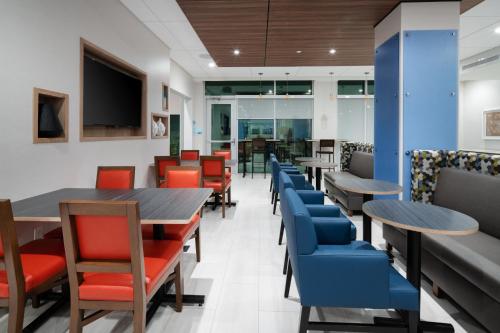 a dining room with tables and chairs at Holiday Inn Express & Suites - Murrieta by IHG in Murrieta