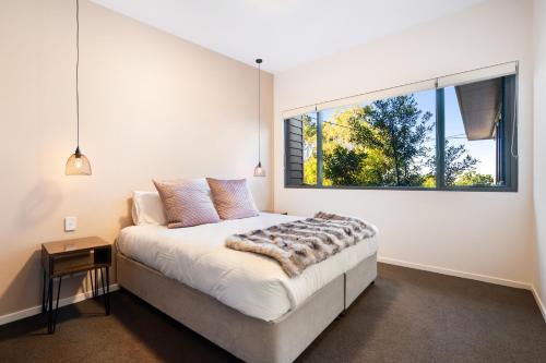 モントビルにあるLuxury Hinterland Retreat - Family Suite with Hinterland and Ocean Viewsのベッドルーム1室(ベッド1台、大きな窓付)