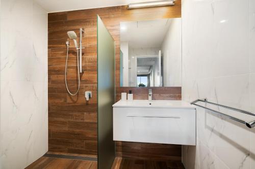 Ένα μπάνιο στο Luxury Hinterland Retreat - Family Suite with Hinterland and Ocean Views