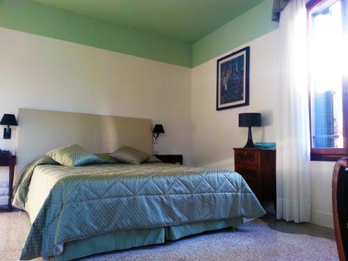 a bedroom with a bed and a dresser and a window at Hotel Sant'Antonin in Venice