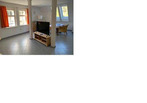 2 vistas a una sala de estar y un comedor en Ferienwohnungen im Landhaus Wiesenbad, en Thermalbad Wiesenbad