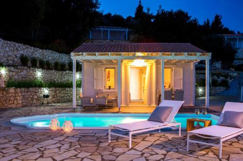 Bazén v ubytování Vasiliki Cottages nebo v jeho okolí