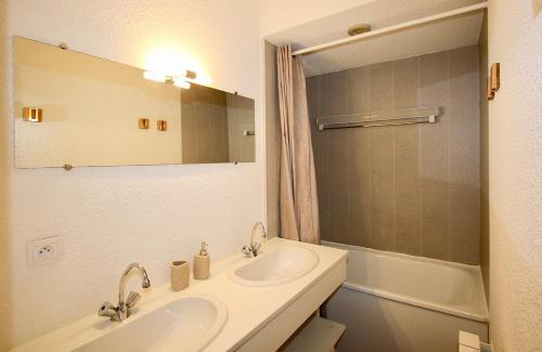 Ванная комната в La Ruinée Appartement chaleureux à proximité des pistes et commodités