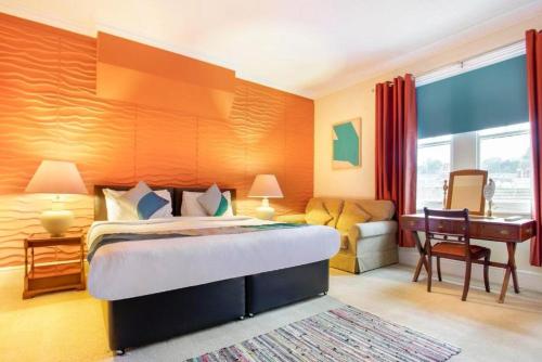 Un pat sau paturi într-o cameră la Yardley Manor Hotel