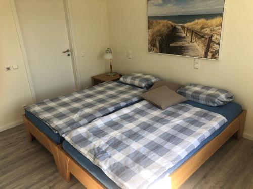 Un pat sau paturi într-o cameră la Apartment im Grünen