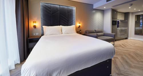 Katil atau katil-katil dalam bilik di Roomzzz York City