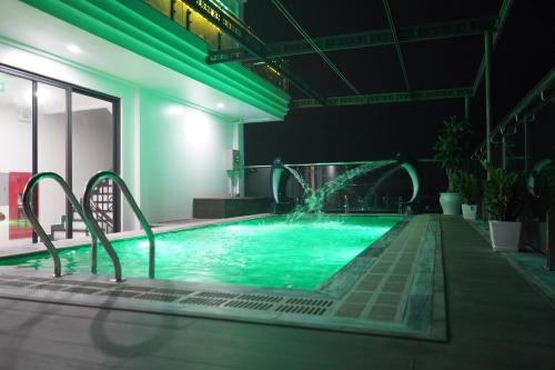 Piscina de la sau aproape de Khách sạn Hercury FLC Sầm Sơn