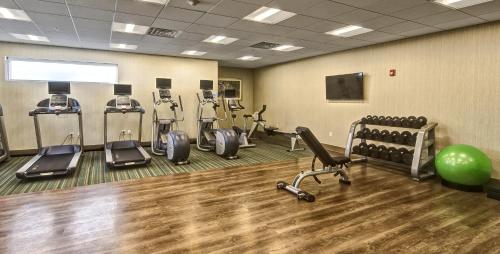 um ginásio com passadeiras e equipamento de exercício numa sala em Holiday Inn Express Louisville Airport Expo Center, an IHG Hotel em Louisville