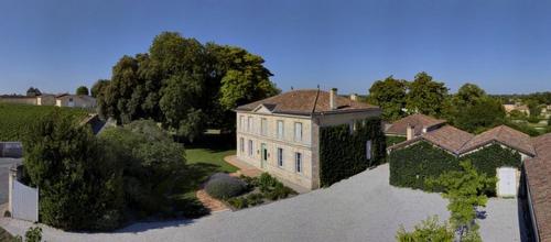 una vista aerea di una grande casa con alberi di Château Ormes de Pez a Saint-Estèphe