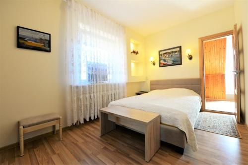 Кровать или кровати в номере Nida guesthouse at Loreta