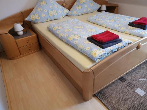 Un modelo de cama con dos toallas. en Lisa, en Bremm
