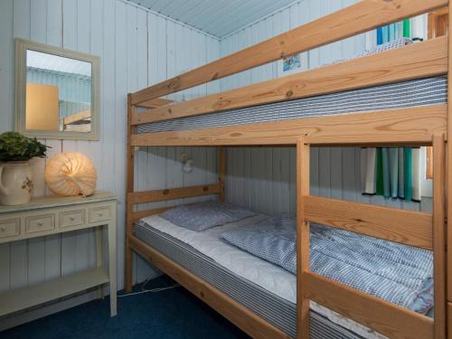 Двухъярусная кровать или двухъярусные кровати в номере Holiday home Grenaa XIX