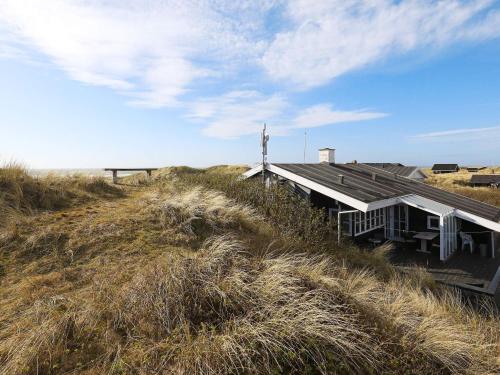 ロッケンにある6 person holiday home in L kkenの砂丘の上に建つ建物