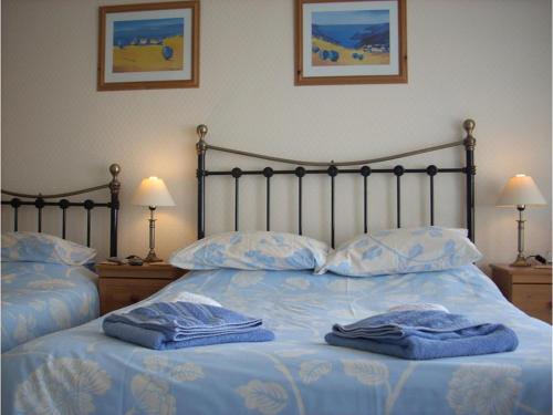 twee handdoeken zitten bovenop een bed bij The Adelphi in Paignton