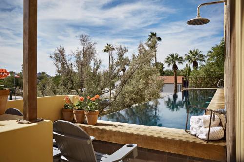 - une vue sur la piscine depuis la terrasse d'une maison dans l'établissement Bespoke Inn Scottsdale, à Scottsdale