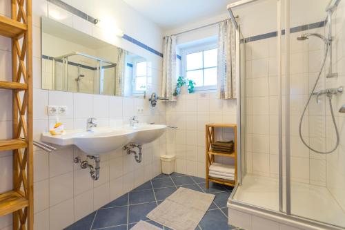 ein Bad mit einem Waschbecken und einer Dusche in der Unterkunft Haus Sonnrain in Flachau