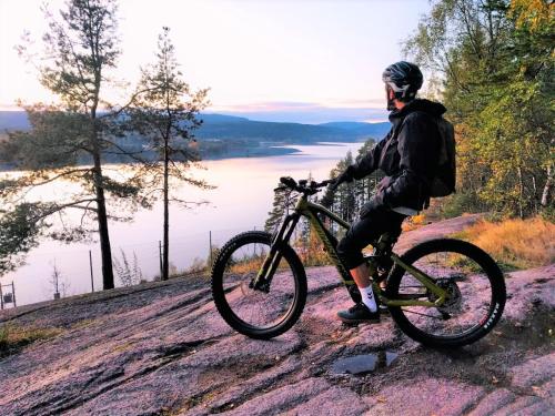 a man is on a bike on a hill at Oslo Hostel Rønningen in Oslo