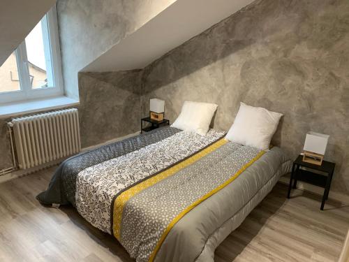 een slaapkamer met een bed en twee lampen op tafels bij Rue de la banque centre ville Rodez in Rodez