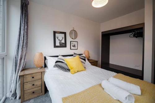 Air Host and Stay - Apartment 5 Broadhurst Court sleeps 6 minutes from town centre