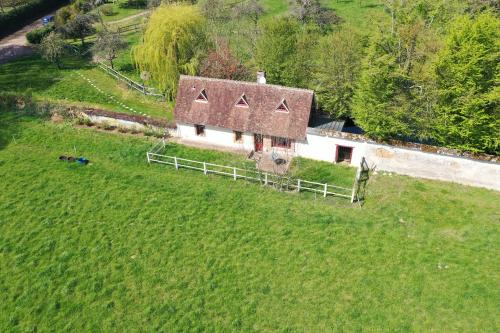 une vue aérienne sur une maison dans un champ dans l'établissement La Closerie, à Orvaux