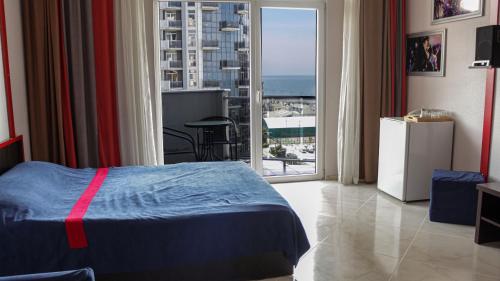 فندق روك فيرست لاين  في باتومي: غرفة فندقية بسرير ونافذة كبيرة
