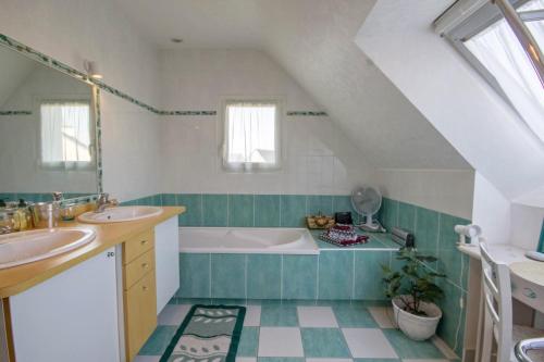 a bathroom with a bath tub and a sink at A proximité du golfe du Morbihan in Plescop