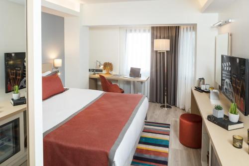 Premium Queen Room - Non-Smoking