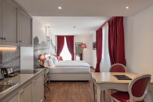 ein Hotelzimmer mit einem Bett und einem Schreibtisch in der Unterkunft Boutique & Business Hotel La Tureta in Bellinzona