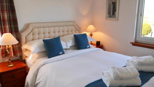 una camera da letto con un grande letto bianco con cuscini blu di Wardicott a Back