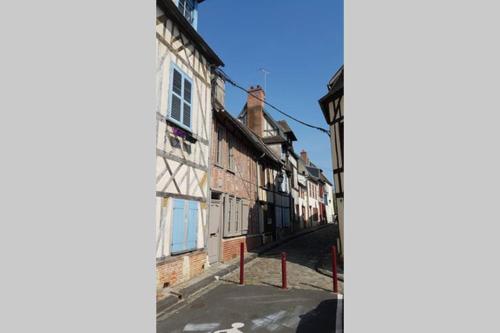 uma rua vazia numa cidade velha com edifícios em F1 au pied de la cathédrale em Beauvais