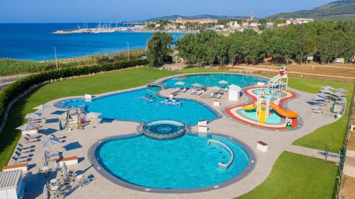 - une vue sur la piscine et le parc aquatique dans l'établissement Camping Village Laguna Blu, à Fertilia