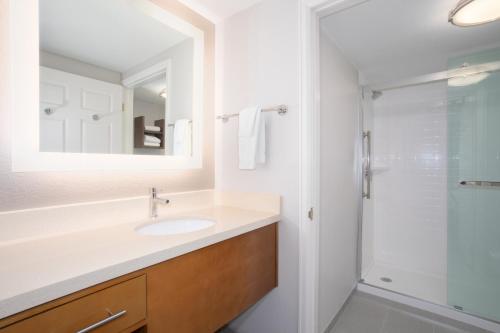 uma casa de banho com um lavatório e um chuveiro em Staybridge Suites Denver International Airport, an IHG Hotel em Denver