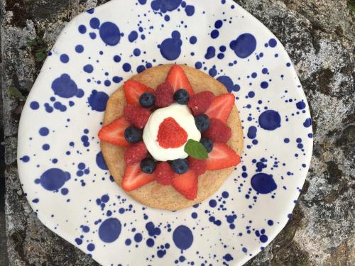 un plato de comida con una cara hecha de fruta en Le Coteau d'Olliergues, en Olliergues