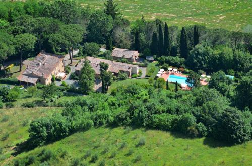une vue aérienne d'une maison avec piscine dans l'établissement Il Lebbio Agriresort, à Montaione