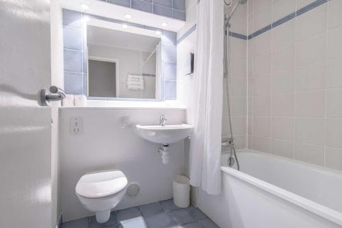 ein Badezimmer mit einem Waschbecken, einem WC und einer Badewanne in der Unterkunft Campanile Liverpool in Liverpool