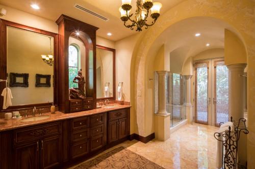 baño con 2 lavabos y espejo grande en Los Suenos Resort Villa La Perla by Stay in CR, en Herradura