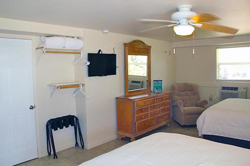 1 dormitorio con 1 cama, vestidor y TV en Parmer's Resort, en Little Torch Key