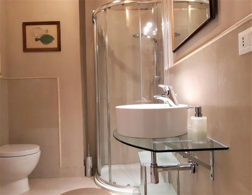 een badkamer met een wastafel en een douche bij B&B Le Stanze del Belriguardo in Voghiera